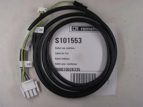 Kabel mit mehreren Leitungen und Steckverbindungen für Ventilatoren, gekennzeichnet mit "Remeha" und verschiedenen Kabelnummern. Verpackt auf einem Hinweisblatt.